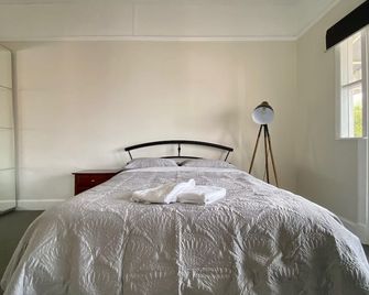 4x2 House in Tree Street Area close to CBD and the beach - Bunbury - Bedroom