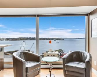 Waterfront Skyline Condo - Gym, Pool, Free Parking - Seattle - Living room