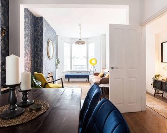 Luxurious 4-Bed Townhouse in the Heart of Belfast - Belfast - Wohnzimmer