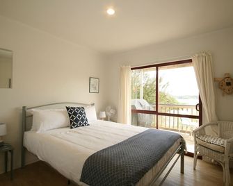 Rusty Snapper Bach - Russell - Russell - Bedroom