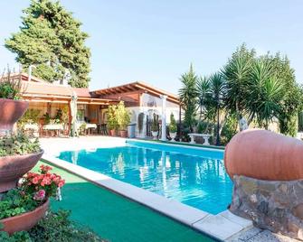House 8 With 2 Bedrooms In The Countryside Of Rome - Cerveteri - Pileta