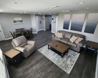 Paradise on Lake Harris Apt #202 - Leesburg - Living room