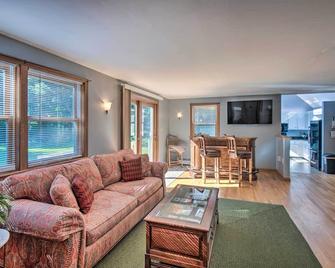 Charming Saco Home with Deck, 5 Mi to Beach! - Saco - Living room
