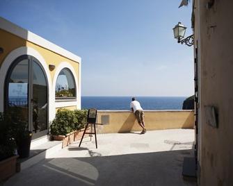Hotel Mezzatorre - Ventotene - Balcony