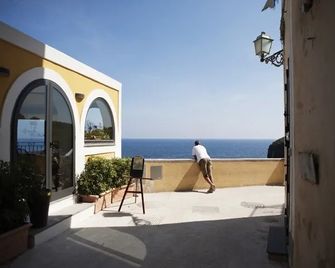 Hotel Mezzatorre - Ventotene - Balcony