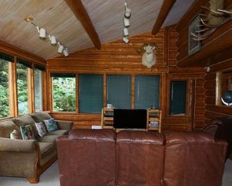Spacious Cabin Rental for a Unique Group Getaway in the Kenai Peninsula, Alaska - Anchor Point - Living room