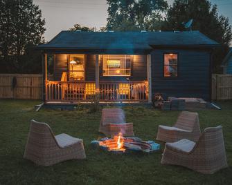 Up North feel in Clarkston, Lake cabin with kayaks - Clarkston - Patio