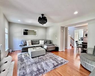Modern Home in Sterling - Sterling - Living room