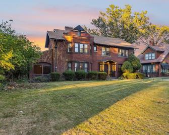 The Edgewater Estate- 7500 sqft of Indoor & Outdoor Fun! - Cleveland - Edificio