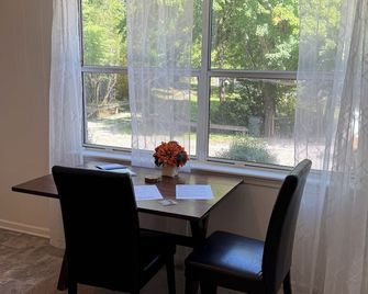Charming Retreat 1-bedroom house in peaceful Mills River - Mills River - Comedor