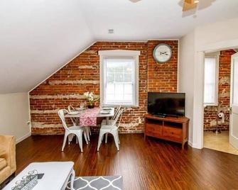 Suite #4 - Adorable 2 Bed Suite in Downtown Hermann - Hermann - Essbereich