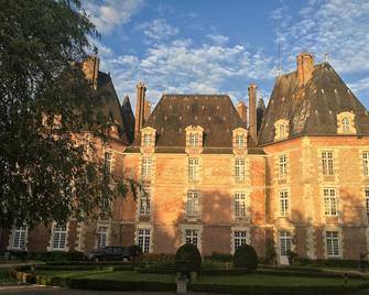 A spectacular 17th century Chateau, classified \'Monument Historique\' - Château-Renard