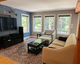 Charming Retreat, perfect family getaway, in tree farm with 100 & 80ac ponds - Northwood - Sala de estar