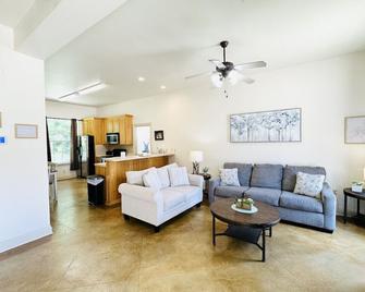 Chateau 10 - Hammond - Living room