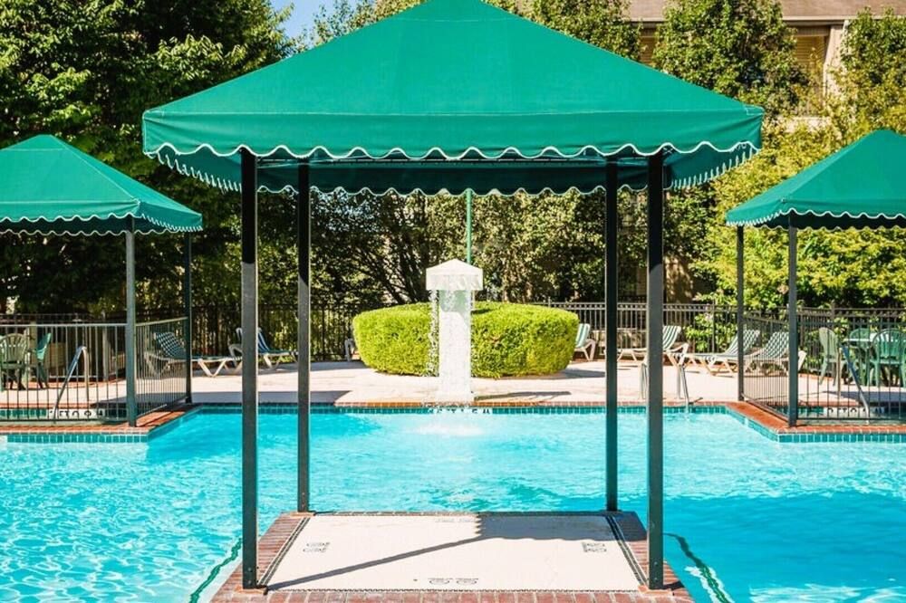 French Quarter Resort by CoolVacay - ברנסון - בריכה