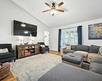 Salty Tradewind Retreat - 14ppl! - St. Augustine - Sala de estar