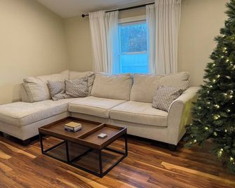 Beach house - 2 min from Conimicut Beach - Warwick - Living room