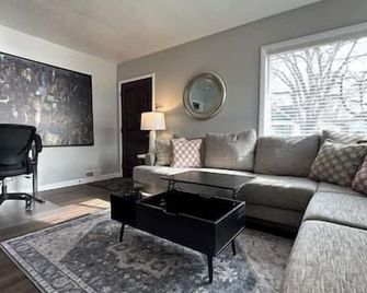 Bright and Comfy 2 Bedroom in Salt Lake - South Salt Lake - Living room
