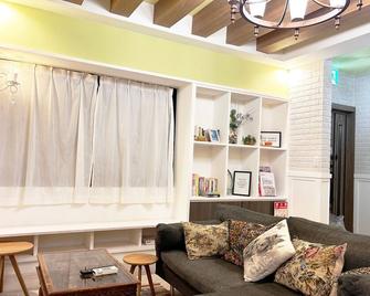 House of Wakasa entire houseNahaFree parkingMiebashi StationFree WiFi12015m to airport / Naha Okinawa - Naha - Olohuone