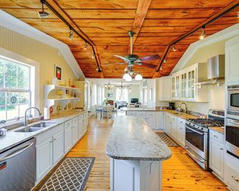 Home w/ Fire Pit 1 Mi to Willis Wharf Boat Ramp! - Exmore - Kuchyň