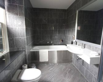 The Cawdor - Llandeilo - Badkamer