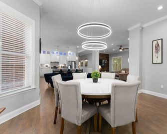 Laid Back Lake Life by AvantStay - Mooresville - Dining room