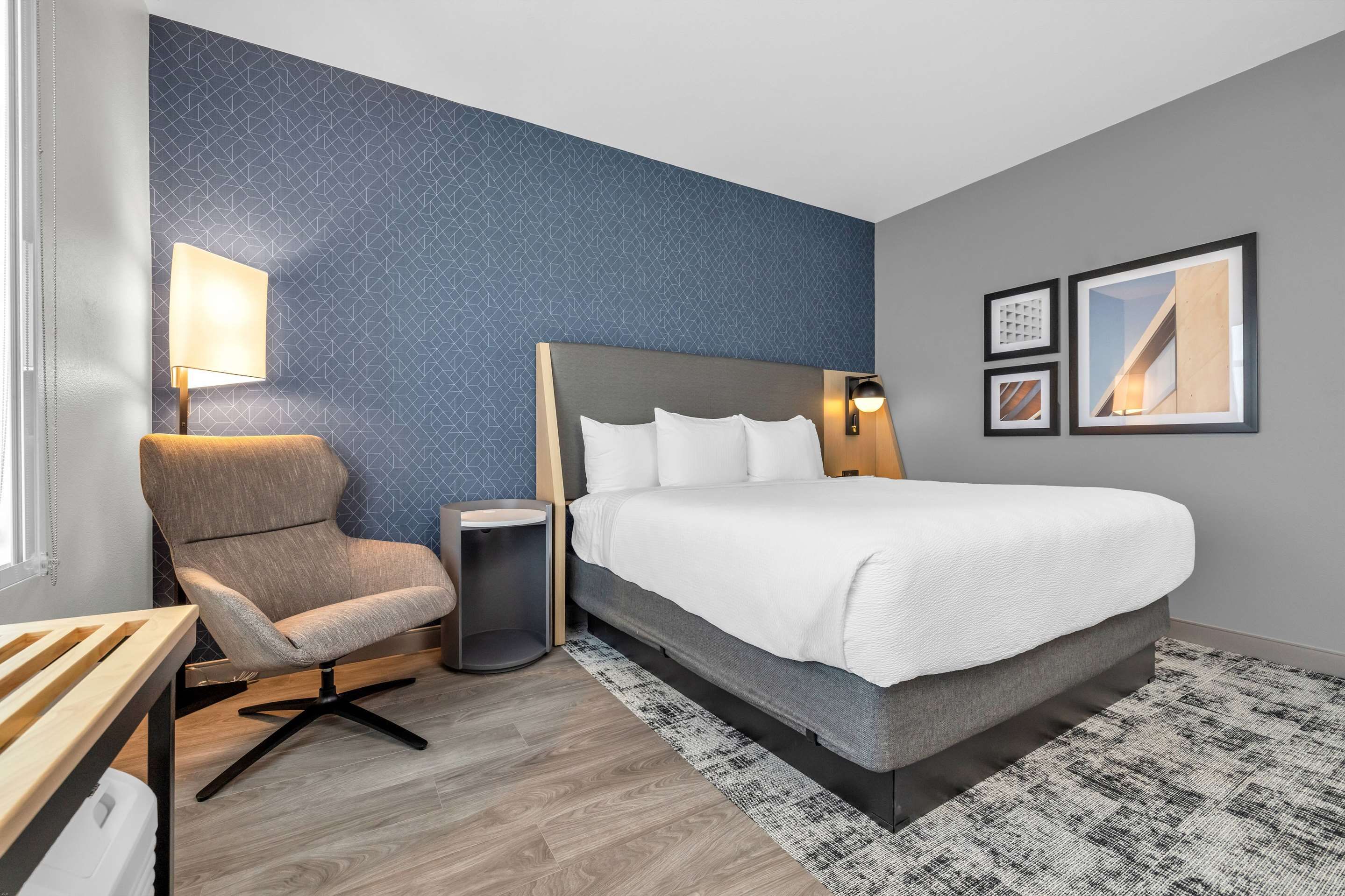 La Quinta Inn & Suites by Wyndham San Jose Airport-Downtown thumbnail 3