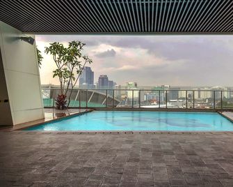 Minimalist And Comfy Studio At Menteng Park Apartment - Jakarta - Pool