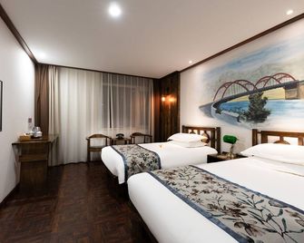 Nostalgia Hotel Near Tianjin Polar Ocean Word- Tianjin Fonte Joy World, 10 minutes drive away from Tianjin Tanggu High-Speed Railway Station, Free ice-cream, mineral water, snacks and laundry service, English communication well - Tianjin - Bedroom