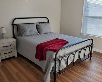 Country Home Near Purdue Sleeps 8 - West Lafayette - Bedroom