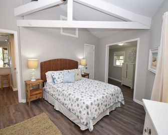 Green Turtle Cay Home, sleeps 7, with dock slip and amazing sunset views - Green Turtle Cay - Schlafzimmer