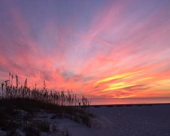 Directly on the Beach - Madeira Beach - Outdoors view