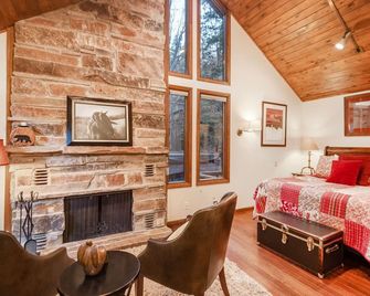 Hillside Hideaway Great Family Retreat Hot Tub, Sauna, Kids Loft - Sundance - Bedroom