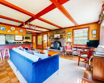 Mountain-view home with wood stove, close to town & slopes - dogs welcome - Franconia - Obývací pokoj