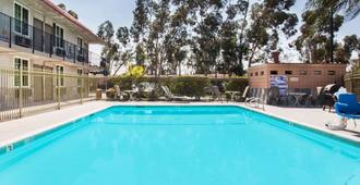 Super 8 by Wyndham Redlands/San Bernardino - Redlands - Pool