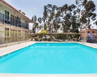 Super 8 by Wyndham Redlands/San Bernardino - רדלנדס - בריכה