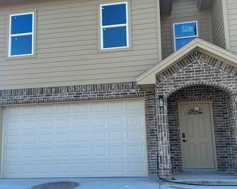 Townhome in gated community in Río Grande City - Rio Grande City - Building