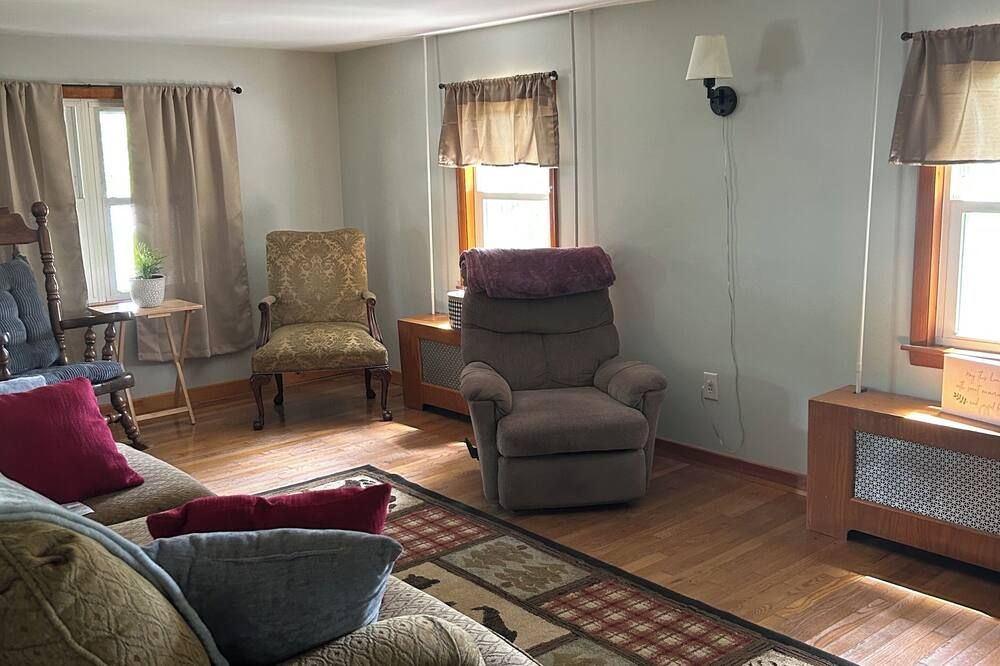 Cozy and Clean Farmhouse in Mountains near Gettysburg. No extra cleaning fees!