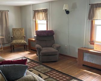 Cozy and Clean Farmhouse in Mountains near Gettysburg. No extra cleaning fees! - Orrtanna - Sala de estar