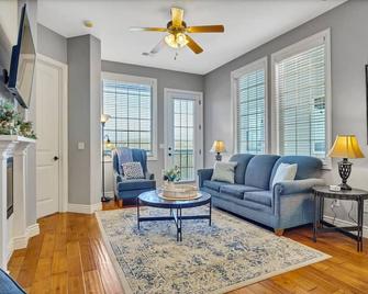 Walk In Two Bed Lakeview At Indian Point - Reeds Spring - Living room