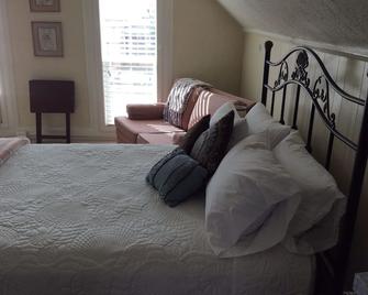 Charming Studio Apartment in the Heart of Golden - Golden - Bedroom