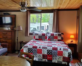 #4 Affordable, pet friendly Studio Cabin on the water, 1 boat slip included! - Birchwood - Bedroom