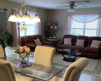 Marilyns Romantic Getaway - The Villages - Restaurant
