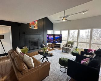 City and lake views - Syracuse - Living room