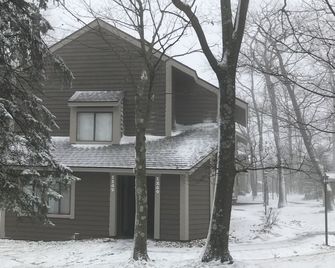 Hidden Valley - Walk To Slopes And Pool - 2 Br With Fireplace + Wifi - Somerset - Building