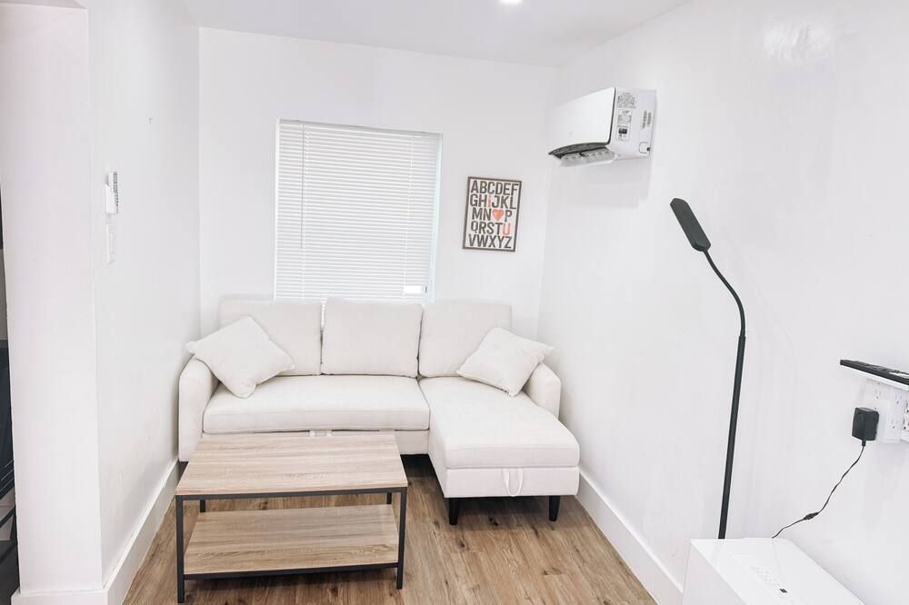 Cozy Studio Apartment with BBQ Grill Minutes from Fort Lauderdale Airport - פורט לודרדייל - סלון