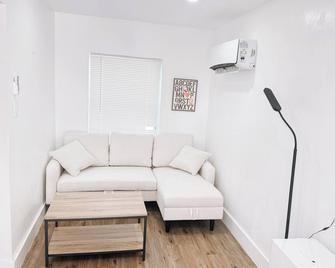 Cozy Studio Apartment with BBQ Grill Minutes from Fort Lauderdale Airport - Fort Lauderdale - Phòng khách