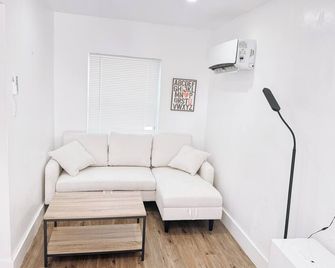 Cozy Studio Apartment with BBQ Grill Minutes from Fort Lauderdale Airport - פורט לודרדייל - סלון