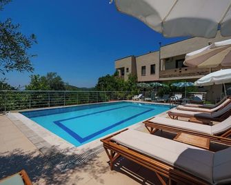 Efes Butik Otel - קושאדסי - בריכה