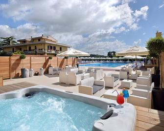 Hotel Ristorante Dante - Torgiano - Zwembad